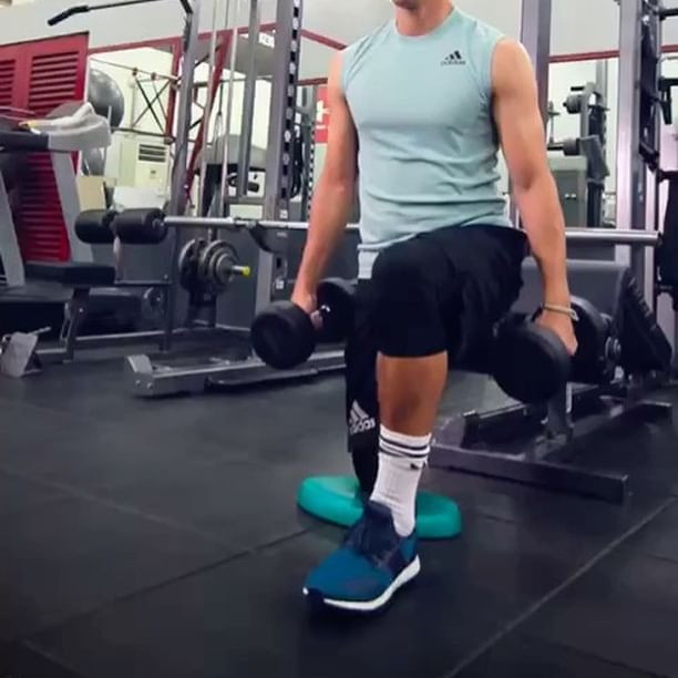 Trên mạng xã hội Instagram cá nhân, Phil Younghusband thường xuyên khoe hình ảnh tập luyện cùng tạ nặng, dây kéo cáp, nhảy dây...