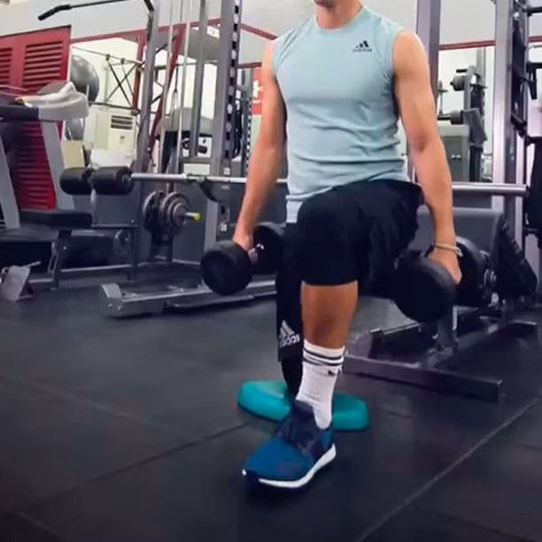 Trên mạng xã hội Instagram cá nhân, Phil Younghusband thường xuyên khoe hình ảnh tập luyện cùng tạ nặng, dây kéo cáp, nhảy dây...