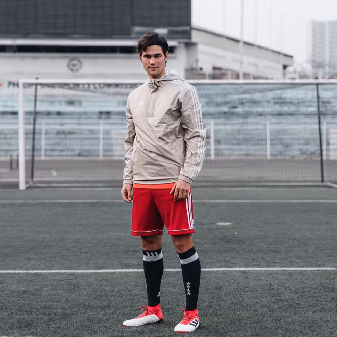 Phil Younghusband (tên đầy đủ Philip James Younghusband, 31 tuổi) hiện là đội trưởng đội tuyển Philippines tại AFF Cup 2018. Anh sở hữu chiều cao 1m84 nổi bật cùng gương mặt điển trai như nam thần cùng thân hình cuồn cuộn cơ bắp.