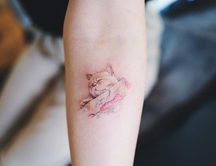 "Hoàng thượng" đang ngủ trong chăn.