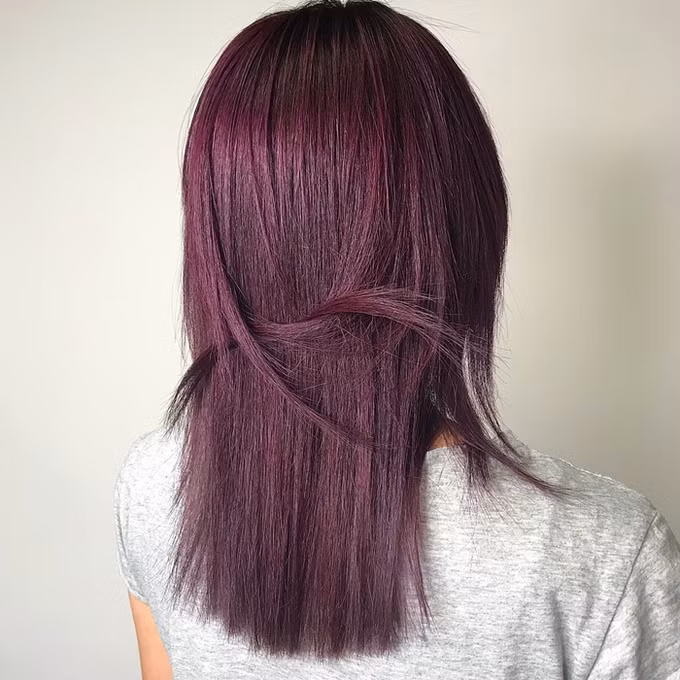 Màu tím lavender: Sắc tím lavender pha một chút bạc hợp với những cô nàng có làn da sậm màu và đôi mắt nâu. Tuy nhiên nếu bạn có mái tóc yếu, xơ rối thì không nên thử màu này.