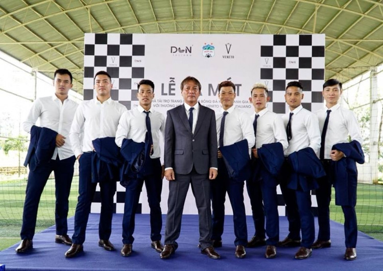 Dàn cầu thủ diện vest đẹp chẳng kém các mỹ nam Hàn Quốc. Ảnh: Bóng Đá.