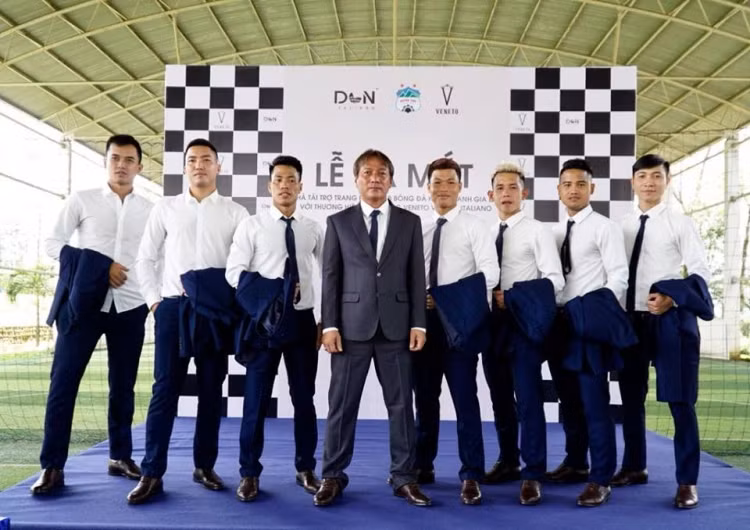 Dàn cầu thủ diện vest đẹp chẳng kém các mỹ nam Hàn Quốc. Ảnh: Bóng Đá.