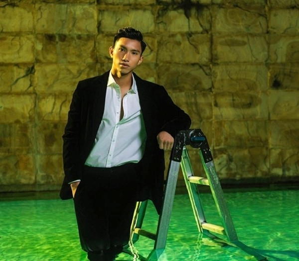 Khoảnh khắc xuất thần chẳng kém người mẫu chuyên nghiệp của Đoàn Văn Hậu. Ảnh: Thegioitre.