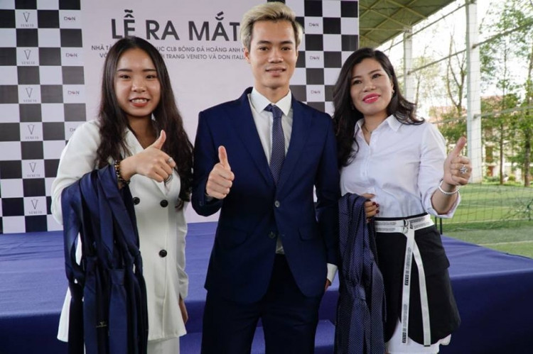 Văn Toàn mặc vest đầy phong độ, lịch lãm và nam tính. Ảnh: Bóng Đá.