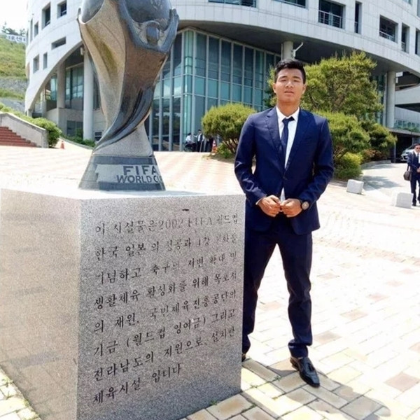 Hà Đức Chinh cũng điển trai và lịch lãm hơn hẳn khi mặc vest. Ảnh: Thegioitre.