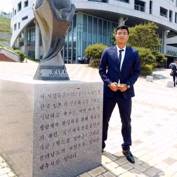 Hà Đức Chinh cũng điển trai và lịch lãm hơn hẳn khi mặc vest. Ảnh: Thegioitre.