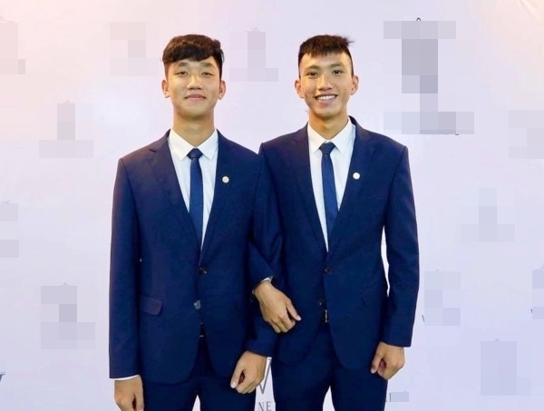 Trọng Đại và Đoàn Văn Hậu khoác tay tạo dáng đáng yêu. Ảnh: Thegioitre.