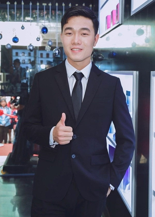 Lương Xuân Trường "đốn tim" các fan nữ với phong thái lịch lãm khi mặc vest. Ảnh: Thegioitre.