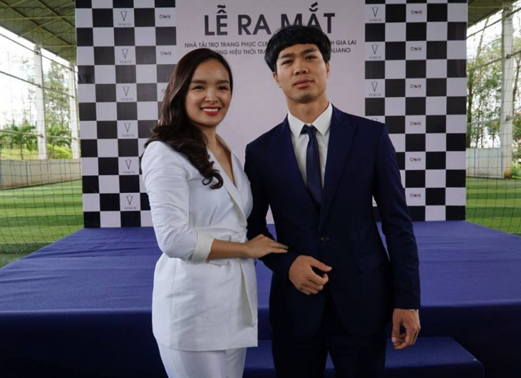 Công Phượng toát lên sự lịch lãm và sang chảnh khi mặc vest. Ảnh: Bóng Đá.