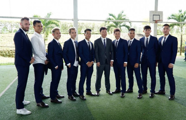 Với bộ vest bảnh bao, dàn cầu thủ Việt Nam toát lên sự đẳng cấp và sự sang trọng. Ảnh: Bóng Đá.