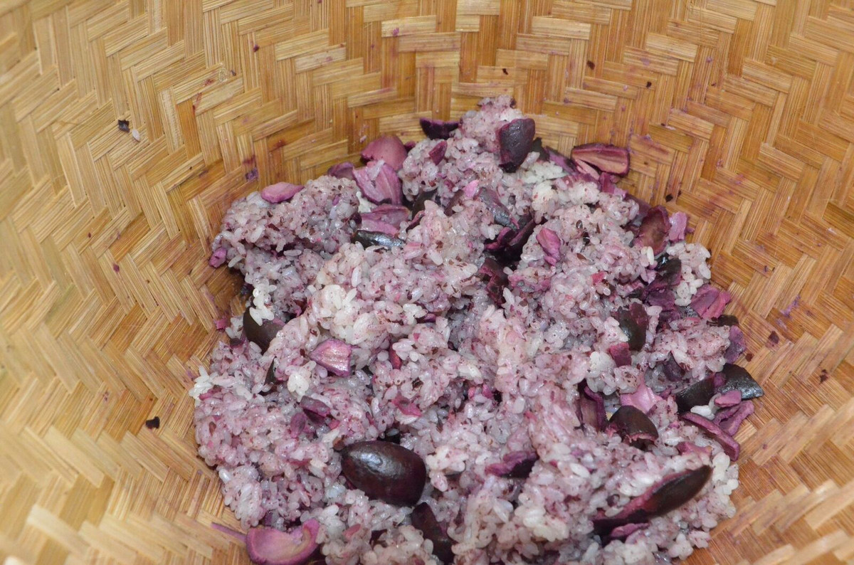 Xôi nếp đồ xong có màu tím khá đẹp mắt. Món xôi trám ngon nhất khi ăn cùng muối vừng đen hoặc lạp xưởng Cao Bằng. Thông thường cứ khoảng 1 cân gạo nếp sẽ kết hợp với khoảng 2 – 3 lạng trám.