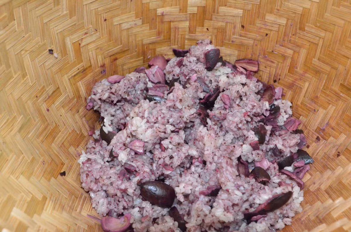 Xôi nếp đồ xong có màu tím khá đẹp mắt. Món xôi trám ngon nhất khi ăn cùng muối vừng đen hoặc lạp xưởng Cao Bằng. Thông thường cứ khoảng 1 cân gạo nếp sẽ kết hợp với khoảng 2 – 3 lạng trám.