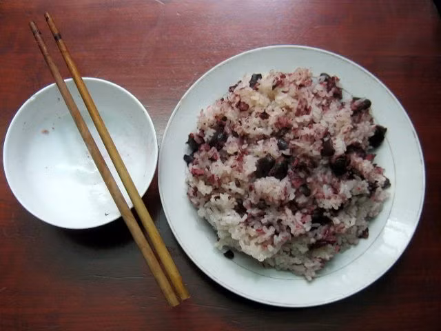 Đối với món xôi, sau khi om chín, trám đen được bóc lớp vỏ mỏng dính bên ngoài rồi tách hạt lấy phần cùi.