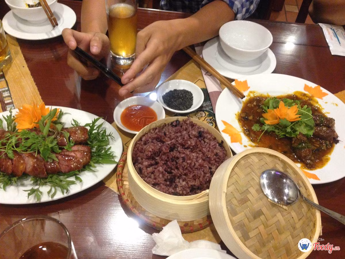 Mùi thơm của nếp hòa quyện với mùi thơm của trám tạo mùi thơm kích thích người ăn. Xôi trám của Cao Bằng vừa dẻo, vừa thơm, ăn một lần nhớ mãi. Ảnh: Internet.