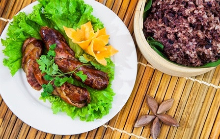 Tiếp theo, đặt chõ lên bếp, khi nước trong chõ bắt đầu sôi thì nhẹ nhàng đổ gạo vào, xếp thịt trám lên trên cùng. Khoảng 30 phút là xôi chín, nhấc ra, rưới thêm 1 thìa cà phê mỡ thăn heo rồi đùng đũa tre đánh đều sao cho trám và xôi quyện lẫn với nhau.