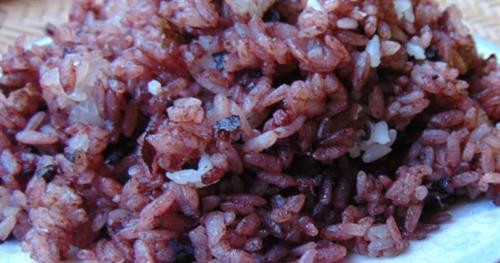 Muốn nấu xôi trám ngon, phải chọn được nếp nương đúng mùa, đem ngâm với nước chừng 3 tiếng, sau đó vo lại thật sạch, xóc với chút xíu muối để xôi vừa dền, dẻo lâu lại đậm đà.