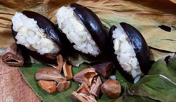 Thông thường, người ta cho vào mỗi nửa quả trám một ít muối hoặc bột canh bóp cho trám dẹt lại là để được khá lâu để ăn dần. Nếu để trong tủ lạnh cũng được lâu nhưng trám bị khô không được ngon.