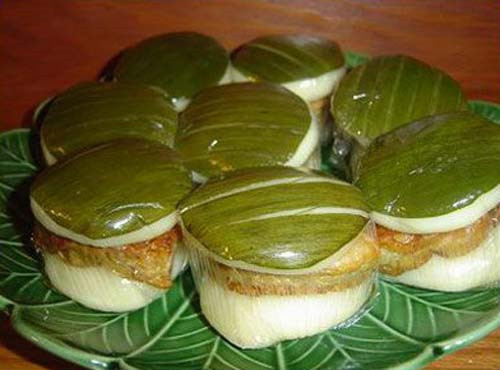 Bánh dày - đặc sản Điện Biên - là một loại bánh không thể thiếu trong trong ngày tết của người Mông. Cũng từ nếp nương, các công đoạn làm bánh yêu cầu phải làm thủ công nên rất mất thời gian. Nếp sau khi đồ hương tỏa khắp buôn bản. Sau đó, phải dùng tay giã nhuyễn rồi mới gói bằng lá dong rừng. Ảnh: Gia Đình &amp; Xã Hội.