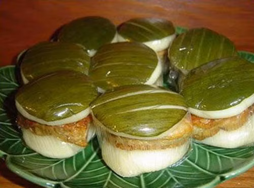 Bánh dày - đặc sản Điện Biên - là một loại bánh không thể thiếu trong trong ngày tết của người Mông. Cũng từ nếp nương, các công đoạn làm bánh yêu cầu phải làm thủ công nên rất mất thời gian. Nếp sau khi đồ hương tỏa khắp buôn bản. Sau đó, phải dùng tay giã nhuyễn rồi mới gói bằng lá dong rừng. Ảnh: Gia Đình &amp; Xã Hội.