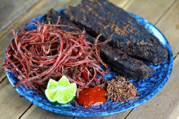 Thịt được sấy cho đến khi vừa chín để không làm mất vị ngọt của thịt. Khi ăn, người ta hay cho vào chõ hấp lại khoảng 30 phút. Vị ngọt của thịt trâu đượm trong sự đậm đà của các gia vị tạo nên sức hấp dẫn cho đặc sản vùng cao. Ảnh: Internet.