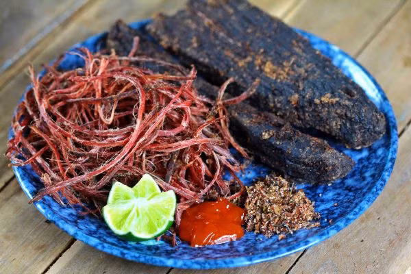 Thịt được sấy cho đến khi vừa chín để không làm mất vị ngọt của thịt. Khi ăn, người ta hay cho vào chõ hấp lại khoảng 30 phút. Vị ngọt của thịt trâu đượm trong sự đậm đà của các gia vị tạo nên sức hấp dẫn cho đặc sản vùng cao. Ảnh: Internet.