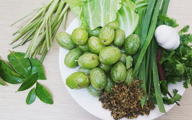 Cách ăn của món đặc sản Điện Biên này là lấy bắp cải cho nhót, gừng, mùi, lá tỏi vào cuốn rồi chấm với chẳm chéo. Miếng nào miếng ấy đều đủ vị chua, cay, mặn, ngọt và thơm lừng dù không có thịt. Ảnh: Vinanet.