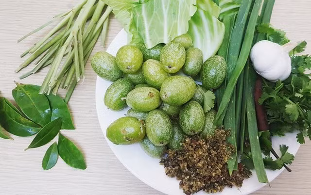 Cách ăn của món đặc sản Điện Biên này là lấy bắp cải cho nhót, gừng, mùi, lá tỏi vào cuốn rồi chấm với chẳm chéo. Miếng nào miếng ấy đều đủ vị chua, cay, mặn, ngọt và thơm lừng dù không có thịt. Ảnh: Vinanet.