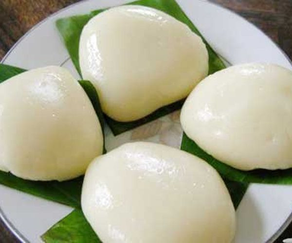 Bánh dày có thể để được rất lâu, nhất là khi thời tiết chuyển lạnh đầu xuân. Bánh dày này có thể ăn cùng với chả, giò, hay chỉ nướng trên than hồng hoặc chấm với chút mật ong rừng đều mang vị khó quên. Ảnh: Đặc Sản Nam Việt.