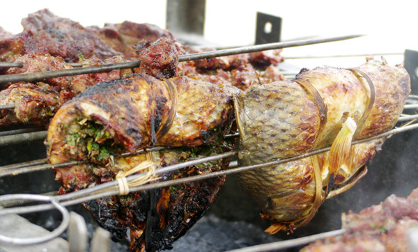 Pa pỉnh (cá nướng): Với sự pha trộn khéo léo và kết hợp giữa các loại gia vị độc đáo, món cá nướng là món ăn mang đậm hương vị Tây Bắc. Để làm món cá nướng, người ta dùng các loại cá như cá chép, trôi, mè trắm, khoảng hơn 1kg được mổ ở dọc phía lưng, rồi rửa sạch để ráo nước, xoa một ít muối rang vào bên trong cá để thêm đậm đà. Ảnh: Tepbac.