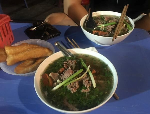 Nhiều người đánh giá quán phở Nguyễn Khuyến ở gần Văn Miếu - Quốc Tử Giám chuyên phở bò tái chín là thích hợp để ăn đêm hơn cả bởi quán đóng cửa rất muộn, chừng 1-2 giờ sáng nhưng trên hết là hương vị nước dùng phở ở đây rất độc đáo, ngọt thơm đầy tinh túy của công thức gia truyền.