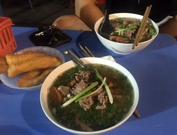 Nhiều người đánh giá quán phở Nguyễn Khuyến ở gần Văn Miếu - Quốc Tử Giám chuyên phở bò tái chín là thích hợp để ăn đêm hơn cả bởi quán đóng cửa rất muộn, chừng 1-2 giờ sáng nhưng trên hết là hương vị nước dùng phở ở đây rất độc đáo, ngọt thơm đầy tinh túy của công thức gia truyền.