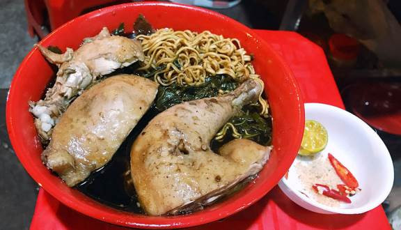 Quán mì gà tần ở phố Lương Văn Can luôn đông nghịt khách khứa về đêm, đặc biệt trong những ngày gió lạnh. Đây là món ăn đêm bổ dưỡng rất được ưa chuộng. Nước súp được lấy từ nước luộc gà, kết hợp với thuốc Bắc để làm nên vị ngọt, thanh mát.