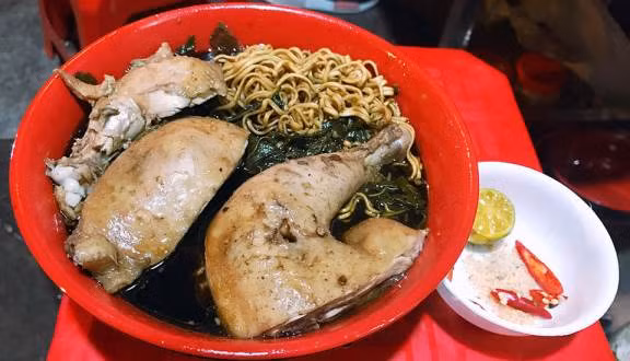 Quán mì gà tần ở phố Lương Văn Can luôn đông nghịt khách khứa về đêm, đặc biệt trong những ngày gió lạnh. Đây là món ăn đêm bổ dưỡng rất được ưa chuộng. Nước súp được lấy từ nước luộc gà, kết hợp với thuốc Bắc để làm nên vị ngọt, thanh mát.