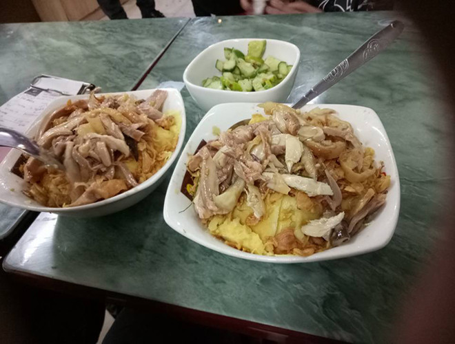 Xôi để ăn đêm có vẻ hơi...nặng bụng, nhưng thưởng thức vào những ngày gió mùa lại có sức hấp dẫn đặc biệt. Quán xôi bán về đêm tại Hà Nội nổi tiếng hơn cả là xôi Yến phố Nguyễn Hữu Huân. Món xôi được ưa chuộng hơn cả tại đây là xôi xéo.