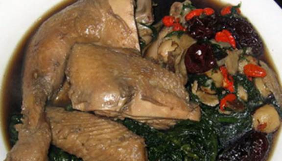 Món ăn được chế biến khá đơn giản, chỉ là gà tần ăn kèm mì tôm trần và chút giá đỗ. Nhưng nhìn bát mì nóng hổi, thơm nức mùi ngải cứu cùng những miếng gà tần ngậy béo, chắc hẳn khó cái bụng đói nào có thể chối từ.