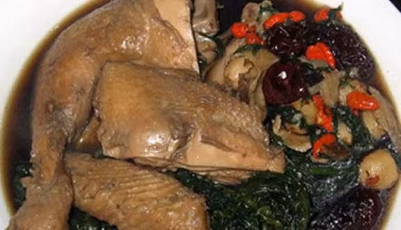 Món ăn được chế biến khá đơn giản, chỉ là gà tần ăn kèm mì tôm trần và chút giá đỗ. Nhưng nhìn bát mì nóng hổi, thơm nức mùi ngải cứu cùng những miếng gà tần ngậy béo, chắc hẳn khó cái bụng đói nào có thể chối từ.