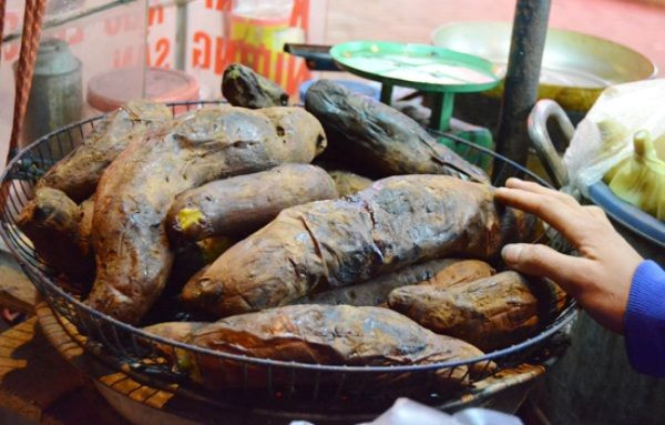 Ngô, khoai hay mía là những món ăn có quanh năm ở Hà Nội nhưng cứ phải đến mùa đông loại đồ ăn vặt này mới thực sự lên ngôi. Những địa chỉ để ăn khoai nướng nổi tiếng ở Hà Nội gồm vỉa hè phố Trịnh Hoài Đức – Lê Trực, khu vực Nghĩa Tân, ký túc xá ĐH Quốc Gia…