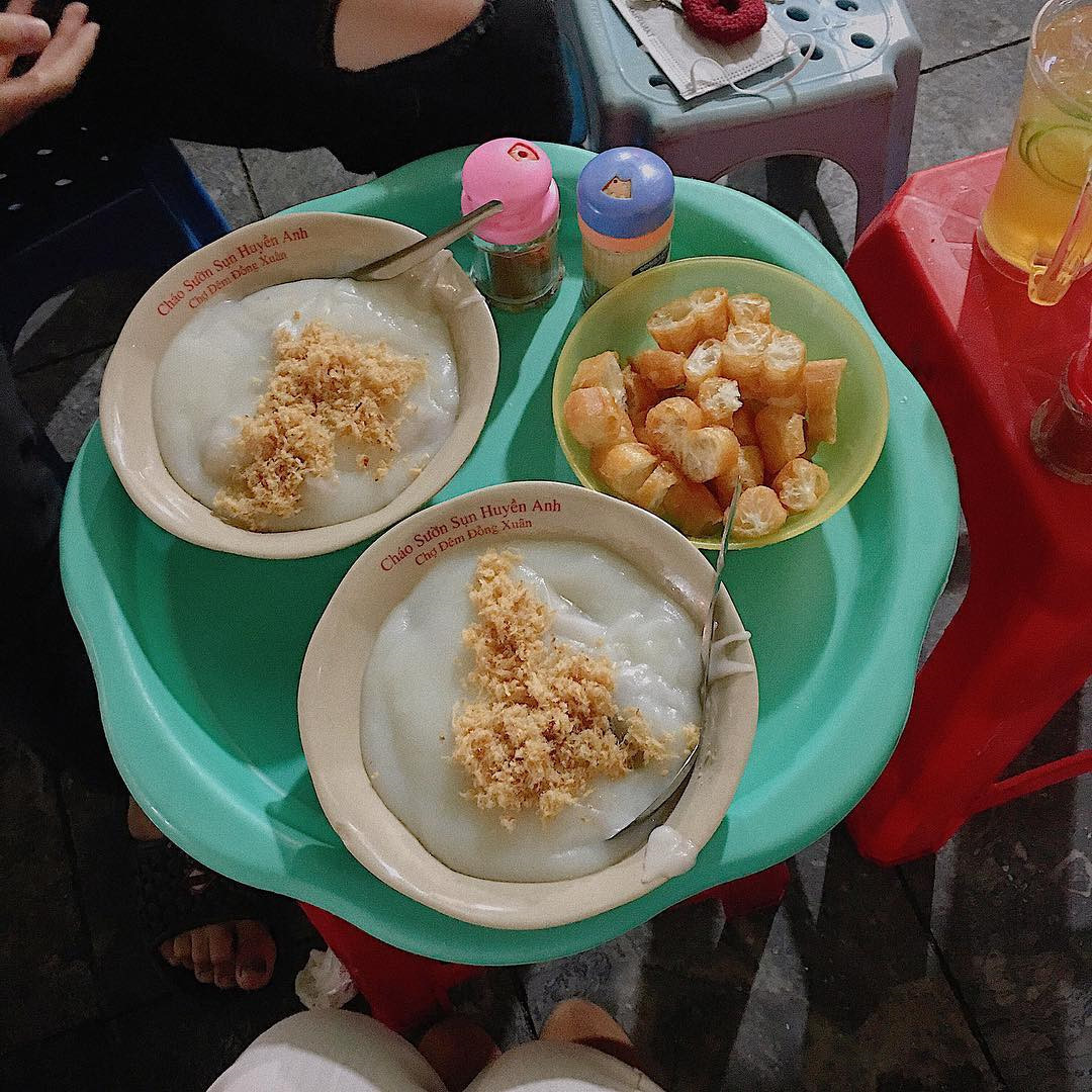 Quán cháo sườn sụn khu chợ đêm Đồng Xuân cũng là địa chỉ không thể bỏ qua. Quán bắt đầu mở hàng từ 5-6 chiều, càng về đêm càng đông khách. Cháo dẻo mịn, sườn sụn giòn sần sật, đậm hương ngọt thịt rất thu hút.