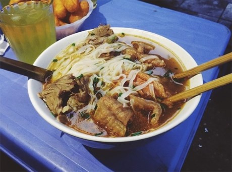 Trong list đồ ăn đêm được người Hà Nội ưa chuộng, phở luôn đứng đầu danh sách. Phở ở Hà Nội thưởng thức nơi đâu cũng ngon nhưng nếu để tìm quán phở đêm hợp ý, bạn cũng cần mất chút công sức tìm kiếm.