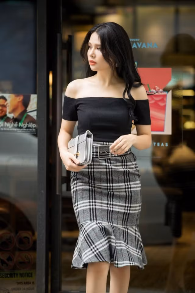 Chiếc áo trễ vai giúp cô khoe làn da trắng nõn và vóc dáng thon thả.