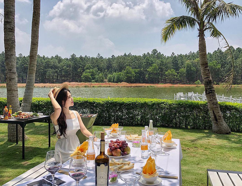 Cô thường chọn những trang phục màu trắng gọi cảm và check in ở những nơi sang chảnh.