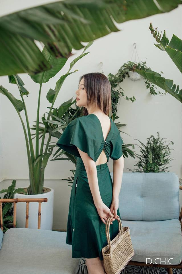 Chiếc váy xanh với phần lưng hở vừa quyến rũ vừa sang chảnh.