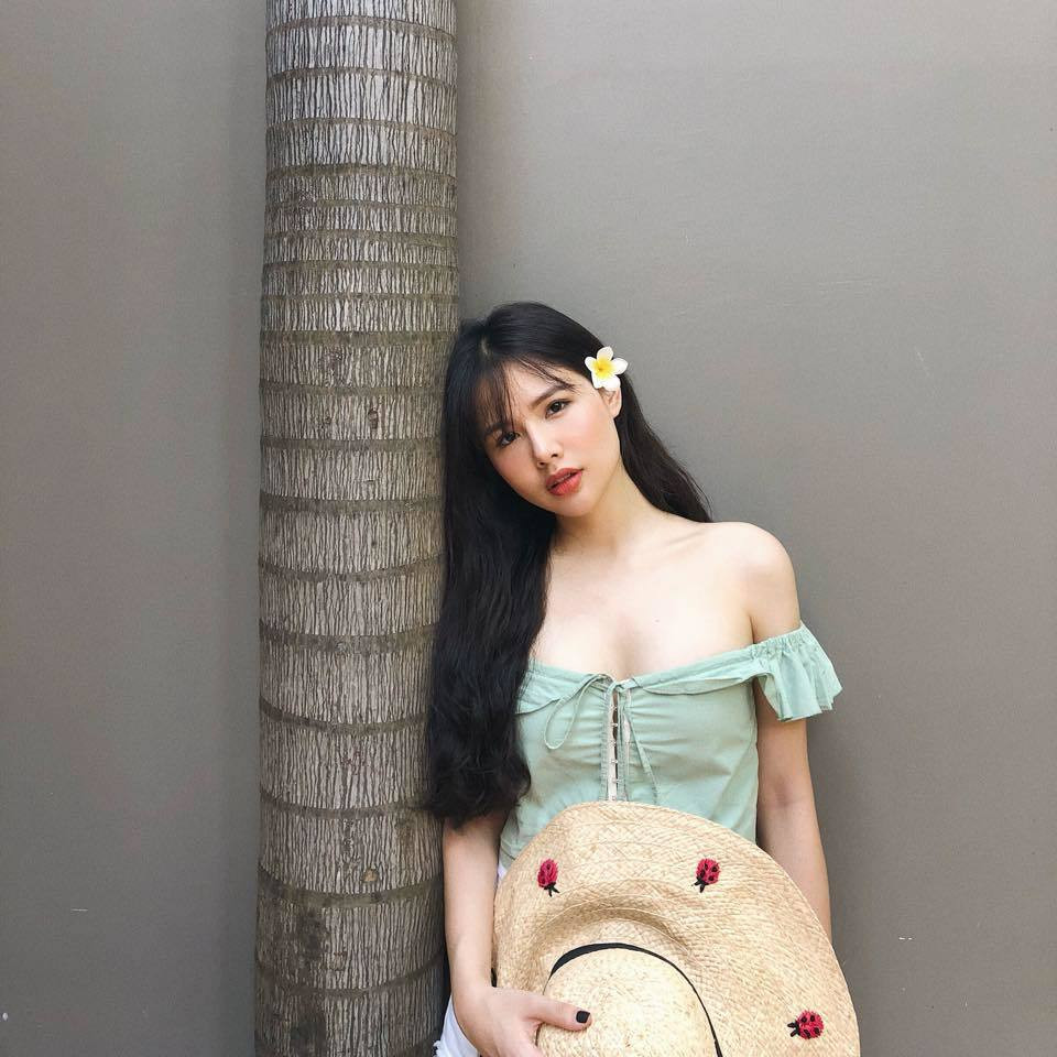 Khác hẳn với gu ăn mặc kín đáo và cá tính trong phim, Phanh Lee ngoài đời sở hữu gu thời trang sành điệu và gợi cảm.