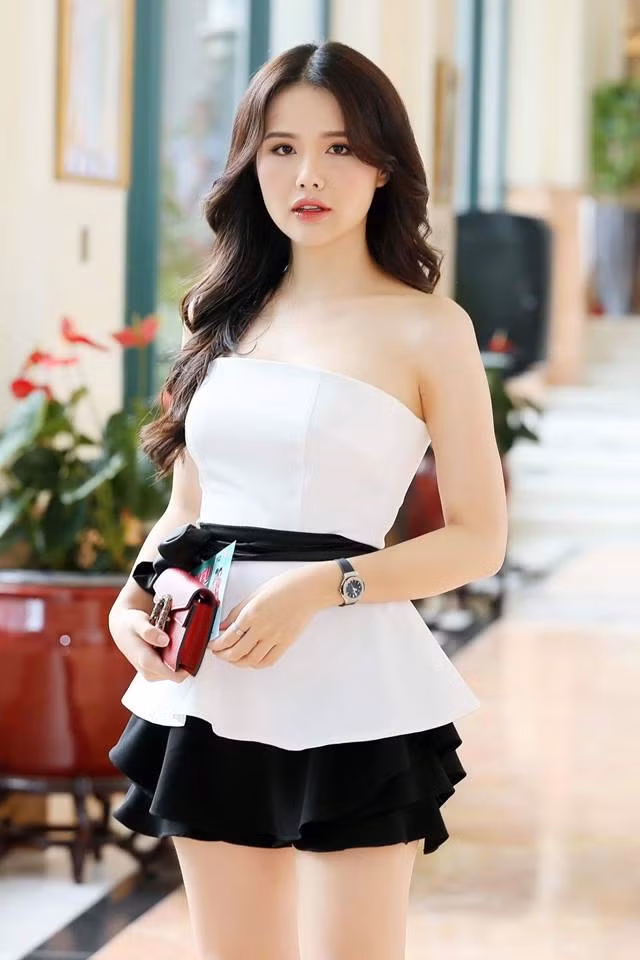 Phanh Lee trông sang chảnh trong chiếc váy đen trắng với điểm nhấn là chiếc nơ đen ở eo.