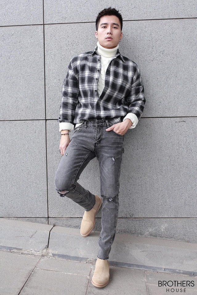 Áo len cổ lọ phối với sơ mi kẻ và quần jean rách gối cực ngầu.