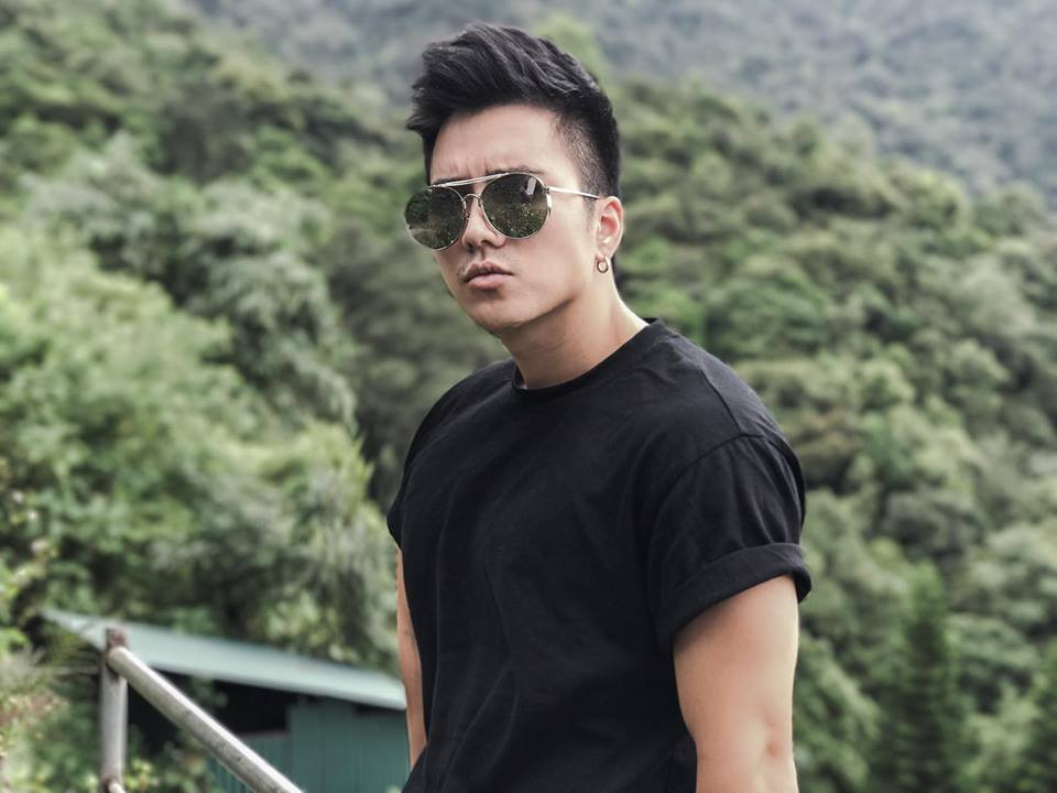 Anh mặc áo sơ mi đen xắn tay cực chất.