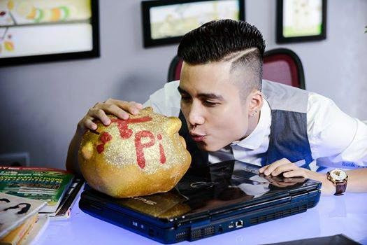 Ngoài phim Quỳnh Búp Bê, Mạnh Quân từng gây ấn tượng với khán giả khi vào vai Quyết đại ca trong phim 5S Online. Khác với gu thời trang lịch lãm trong phim, Mạnh Quân ngoài đời sở hữu gu thời trang cực chất và đôi khi cũng khá bụi bặm.