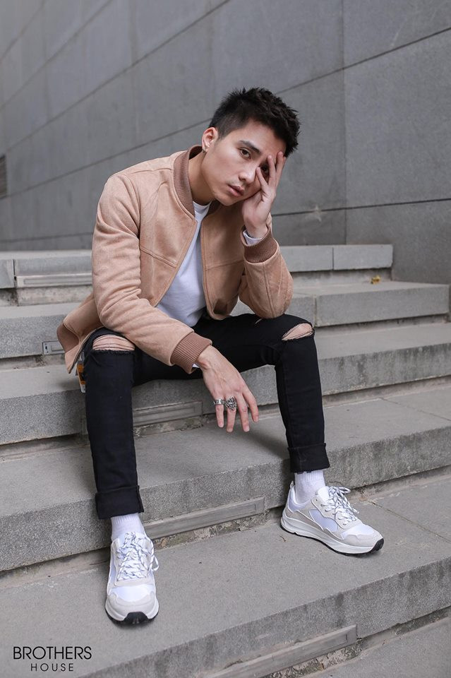 Qua trang phục và cách phối đồ, Mạnh Quân cho thấy gu thời trang rất tinh tế và cá tính của mình.