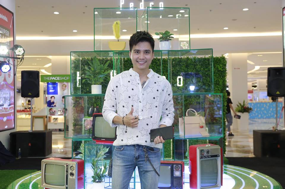 Anh mặc sơ mi trắng phối với quần bò rất nam tính.